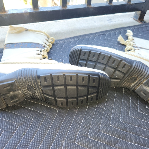 Winter/fall white/beige boots. - Picture 7 of 8